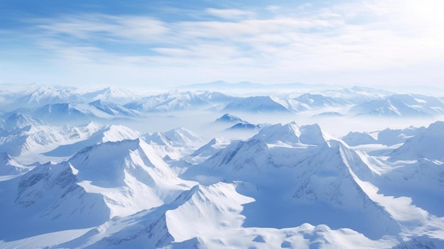 montañas cubiertas de nieve en el cielo