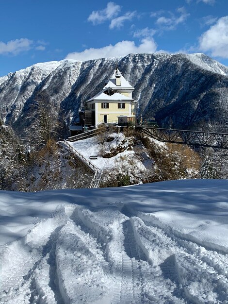 Montañas cubiertas de nieve contra el cielo durante el invierno