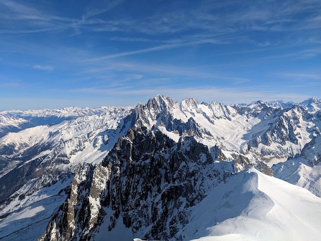 Foto montañas cubiertas de nieve contra el cielo