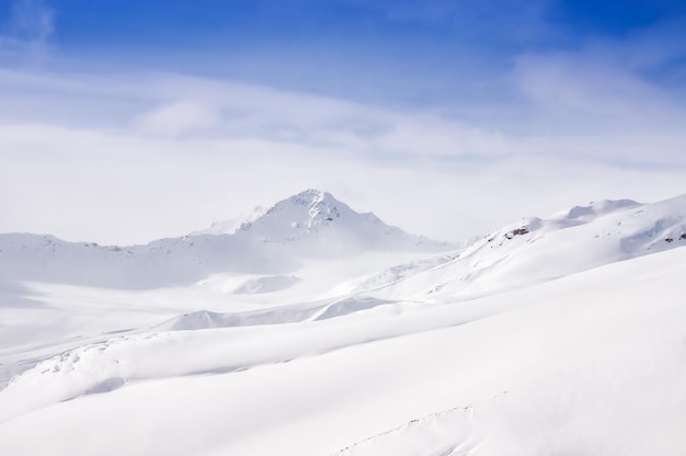 Montañas cubiertas de nieve de invierno. Hermoso paisaje de invierno