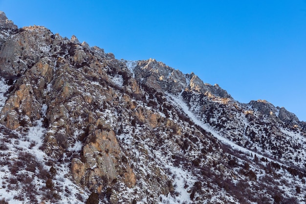 Montañas cubiertas de nieve durante el invierno