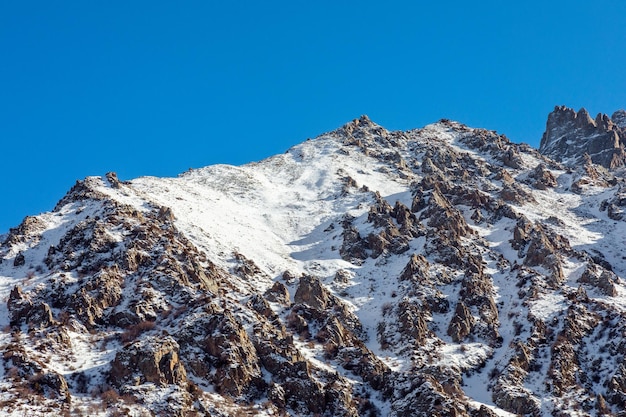 Foto montañas cubiertas de nieve durante el invierno