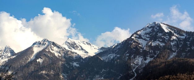 Montañas cubiertas de nieve en las nubes. Montañas del Cáucaso. Sochi Krasnaya Polyana. Rusia.