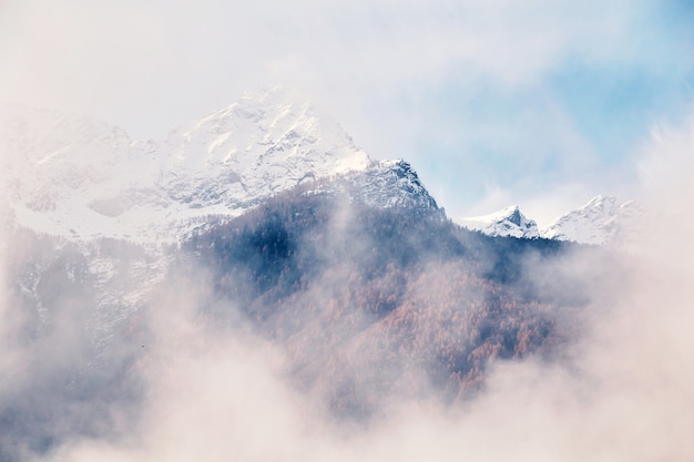 Montañas cubiertas de nieve en la parte superior