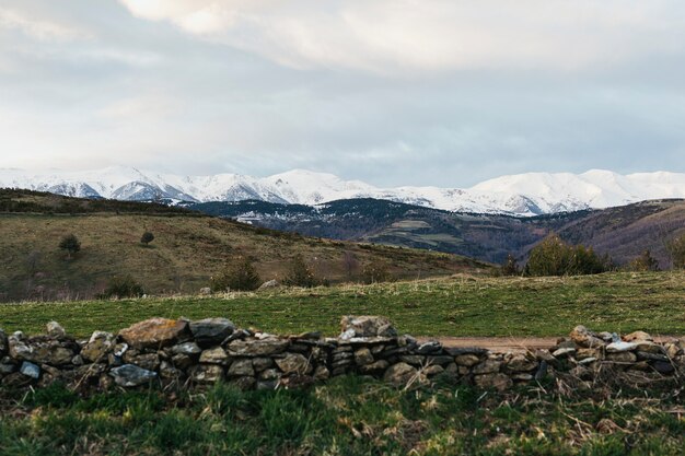 Montañas cubiertas de nieve del Pirineo catalán, en la frontera española con Francia