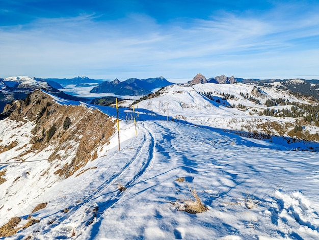 Montañas cubiertas de nieve y pistas de esquí zona de esquí StoosSuiza