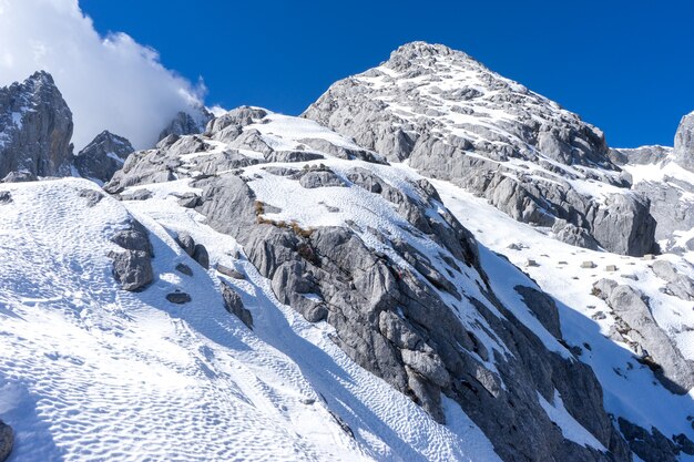 Montañas cubiertas de nieve