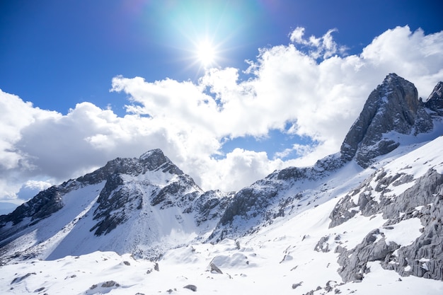 Montañas cubiertas de nieve