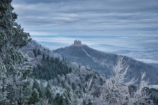 montañas cubiertas de nieve