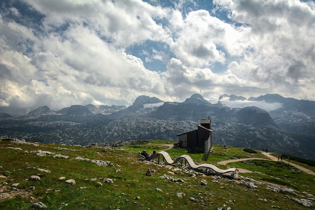 Foto montañas dachstein cubiertas de nieve con un glaciar con una iglesia en primer plano