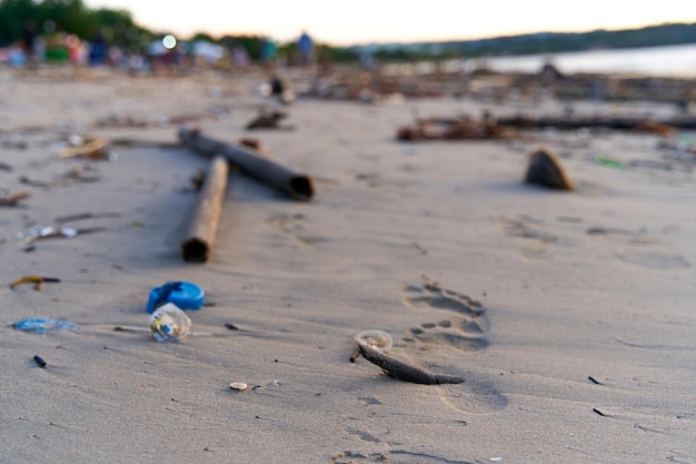 Montañas de desechos y basura en la playa de arena después de la marea La humanidad está contaminando el océano