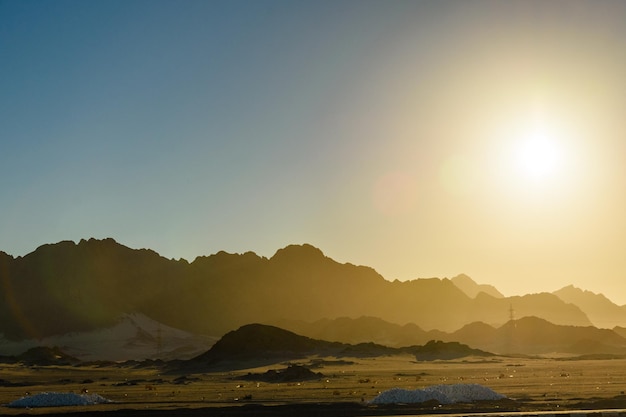 Montañas en el desierto árabe no lejos de la ciudad de Hurghada Egipto