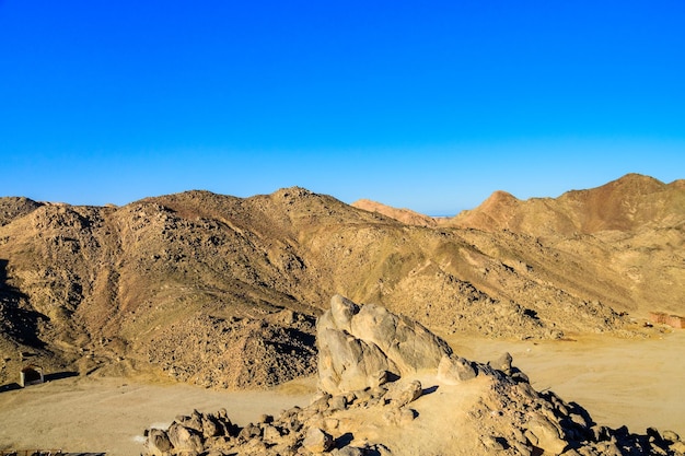 Montañas en el desierto árabe no lejos de la ciudad de Hurghada Egipto