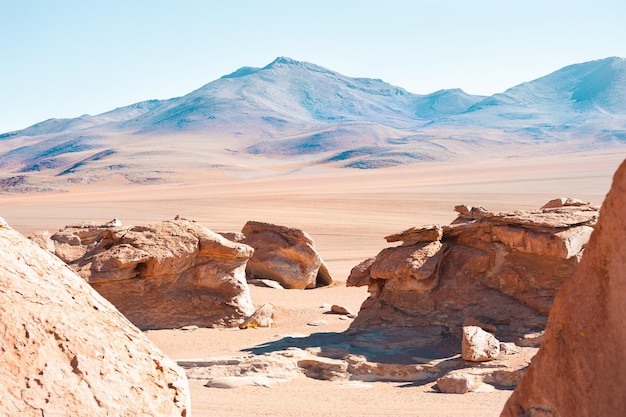 Montañas en el desierto en la meseta Altiplano, Bolivia