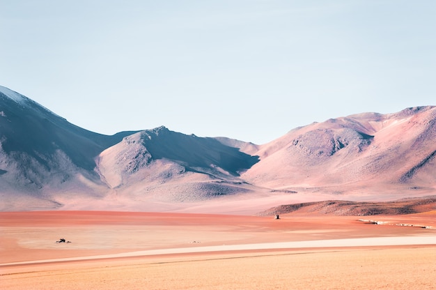 Montañas en el desierto en la meseta Altiplano, Bolivia