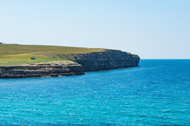 Las montañas detrás de la bahía del mar