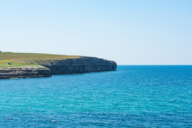 Las montañas detrás de la bahía del mar