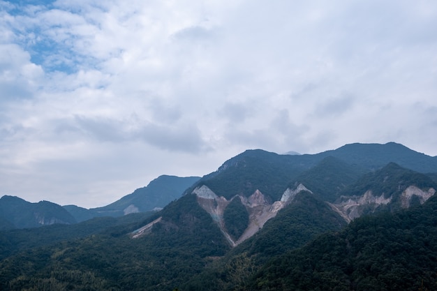 Las montañas en la distancia se llenaron de niebla