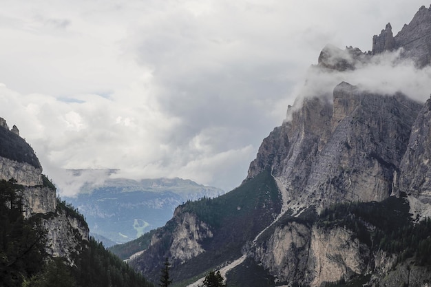 Montañas Dolomitas en un día nublado