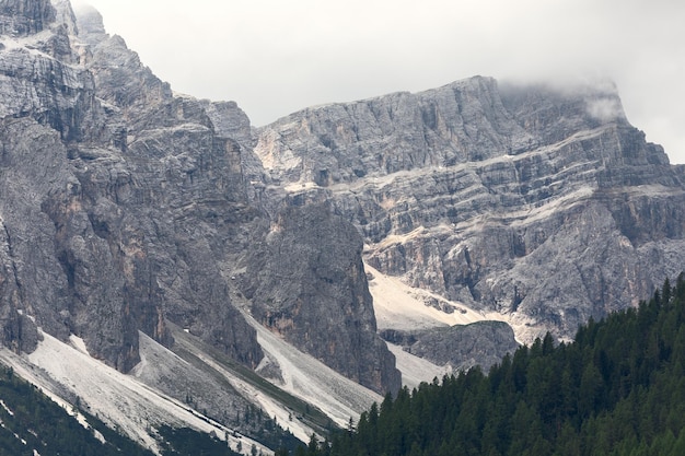 Montañas Dolomitas italianas cubiertas de nubes bajas