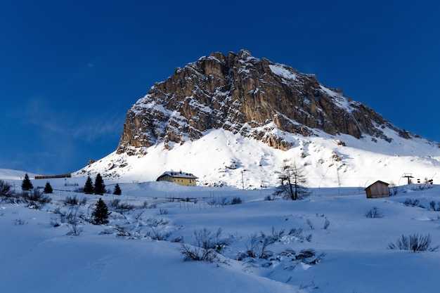 Montañas Dolomitas mágicas con nieve