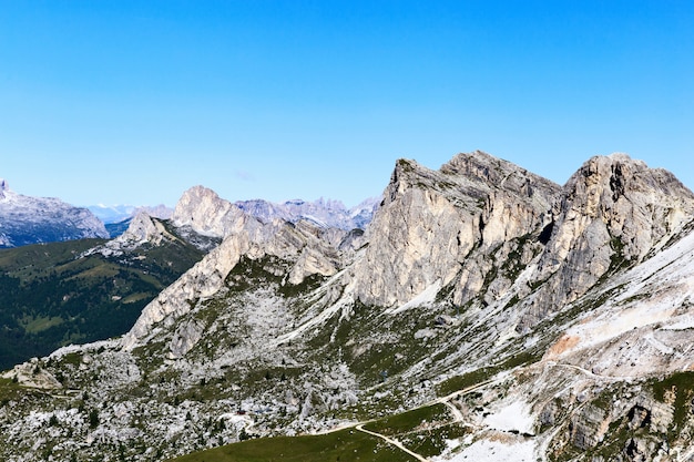 Montañas Dolomitas mágicas con nieve