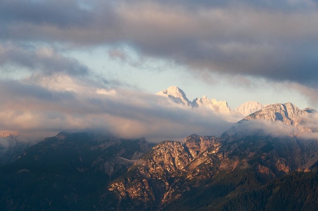 Montañas Dolomitas mágicas con nubes