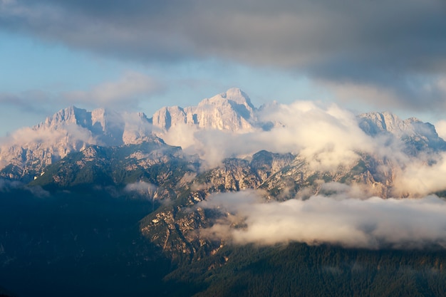 Montañas Dolomitas mágicas con nubes