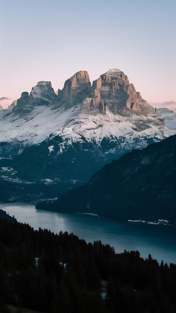 Las montañas de las Dolomitas con nieve