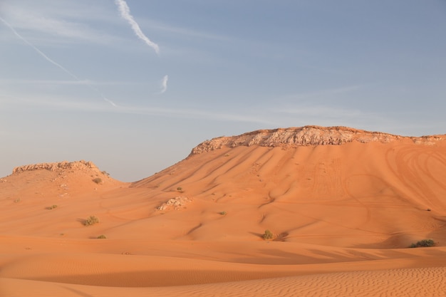 Montañas y dunas en el desierto de los Emiratos Árabes Unidos