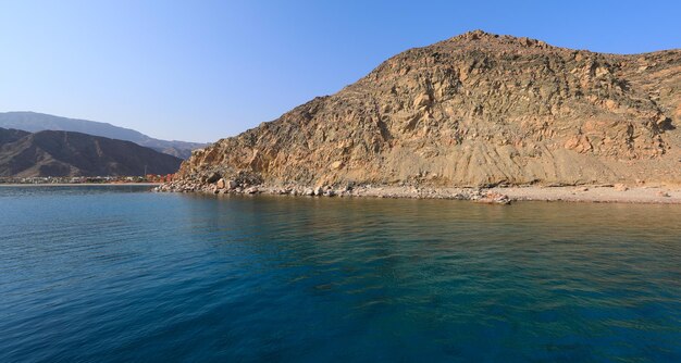 Montañas egipcias en la costa del mar