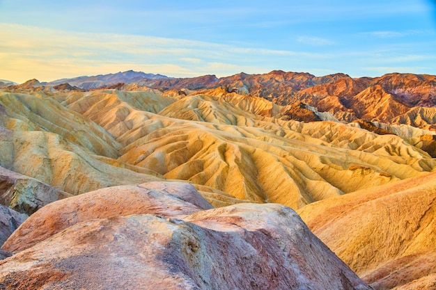 Montañas erosionadas hasta sedimentar capas de colores en el desierto