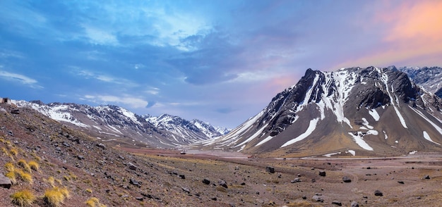 Montañas escénicas cerca de Mendoza Tour de los Andes argentinos al Aconcagua llamado Alta Montaña