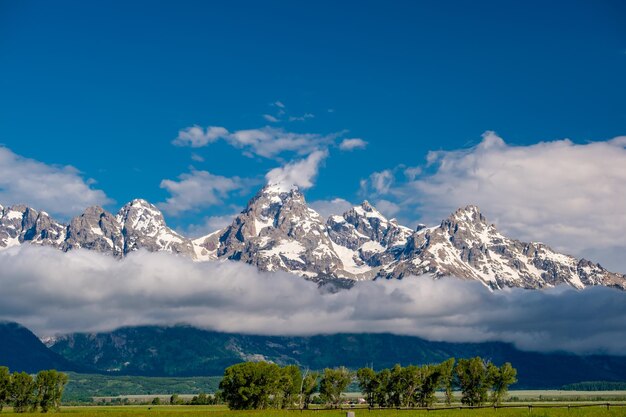 Montañas Grand Teton con nubes bajas