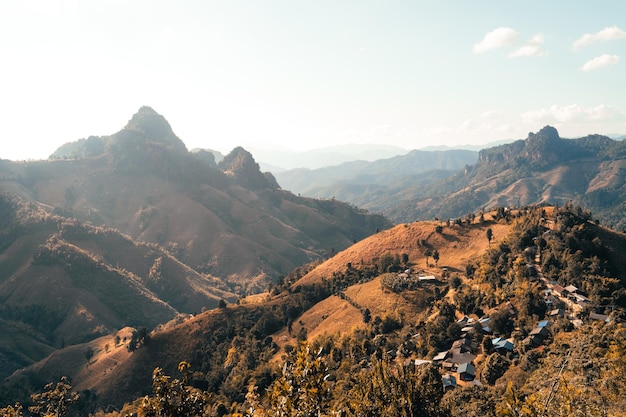 Montañas y hierba naranja por la noche en Mae Hong Son