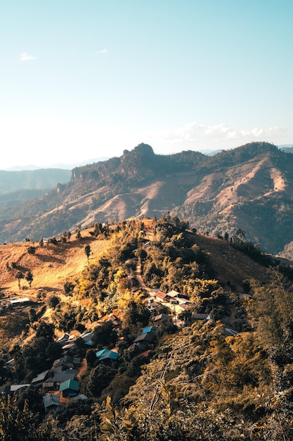 Montañas y hierba naranja por la noche en Mae Hong Son