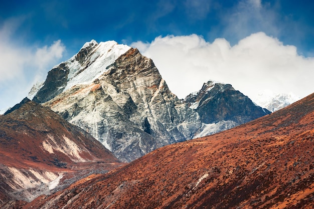 Montañas del Himalaya a una altitud de 4500 m. Valle de Khumbu, región del Everest, Nepal. Paisaje de otoño