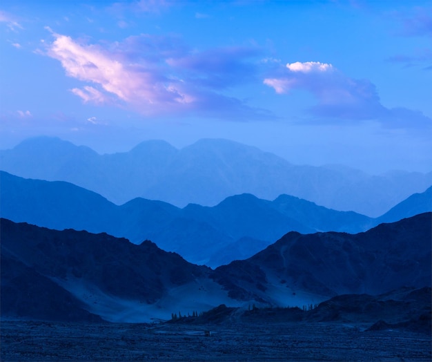 Montañas del Himalaya en el crepúsculo