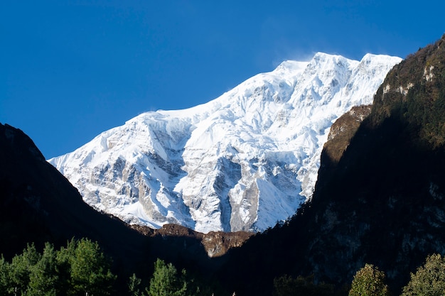 Montañas en el Himalaya, vista a las montañas en el circuito de Annapurna Trek, Nepal