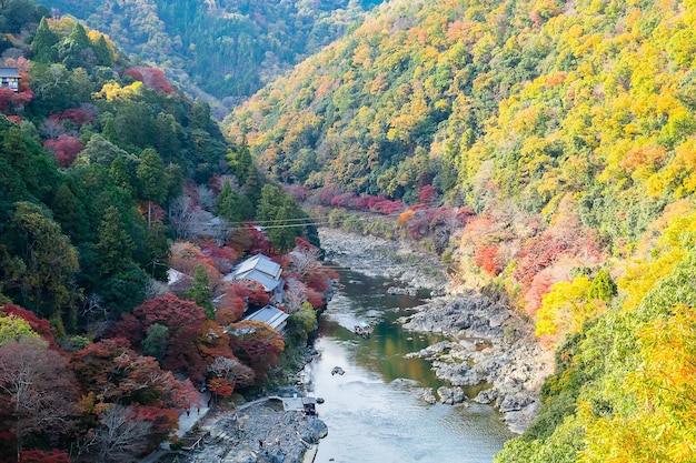 Montañas de hojas coloridas y el río Katsura en el paisaje de Arashiyama, punto de referencia y popular para las atracciones turísticas en Kioto, Japón Otoño Temporada de otoño Concepto de vacaciones y turismo