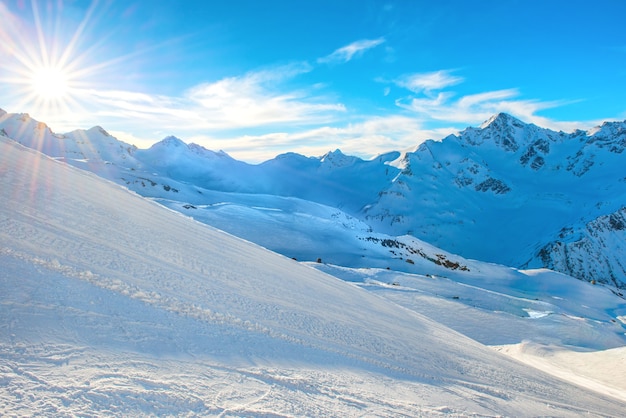 Montañas de invierno al atardecer cubiertas de nieve