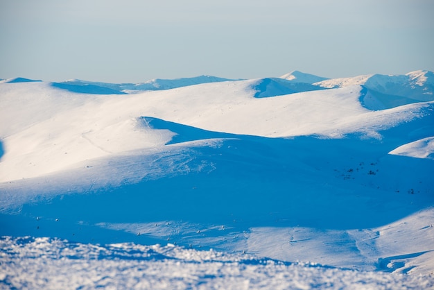 Montañas de invierno y colinas de nieve blanca