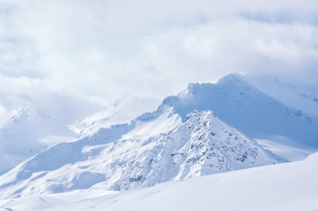 Montañas de invierno. Estación de esquí Elbrus. Cáucaso, Federación de Rusia. Hermoso paisaje de invierno