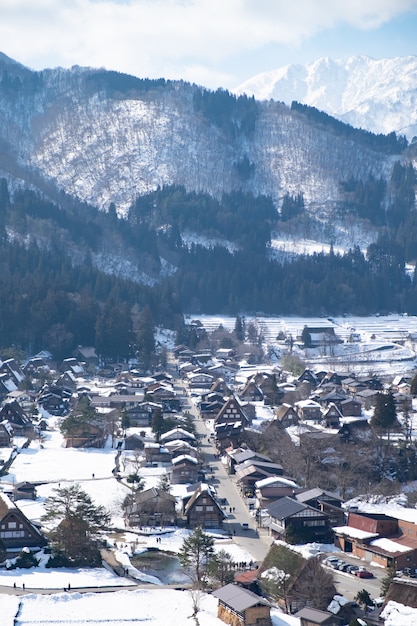 Las montañas en invierno están cubiertas de nieve y niebla blanca.