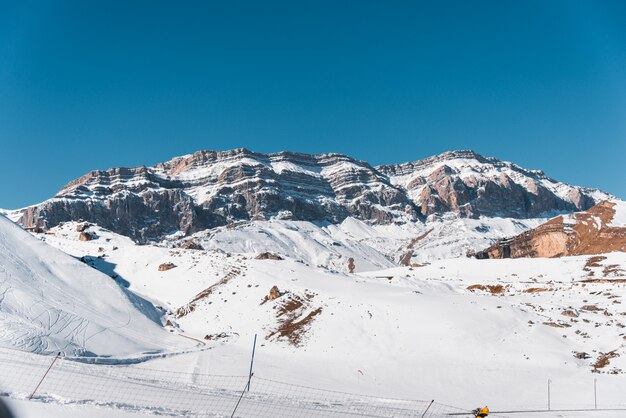 Montañas de invierno en la región de Gusar de Azerbaiyán