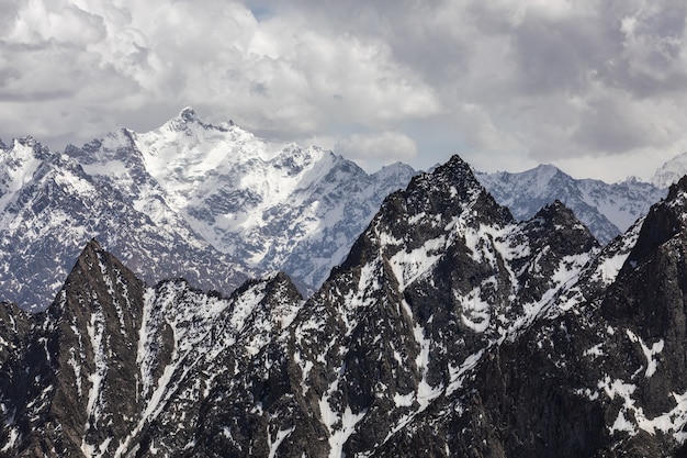 Montañas Karakorum en tiempo nublado. Foto de alta calidad