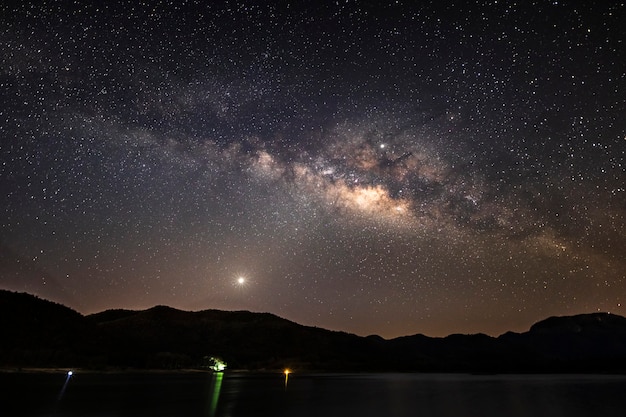 Montañas y lago hermosos del paisaje en la noche con la vía láctea, Chiang Mai, Tailandia