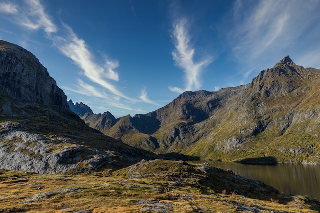 Montañas y lago en A i Lofoten, Noruega