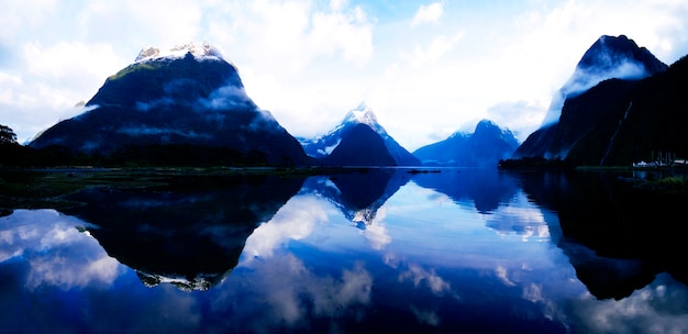 Montañas y un lago en Nueva Zelanda