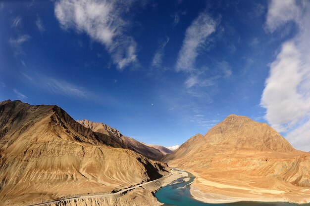 Foto las montañas en leh ladakh, se extiende desde la india.